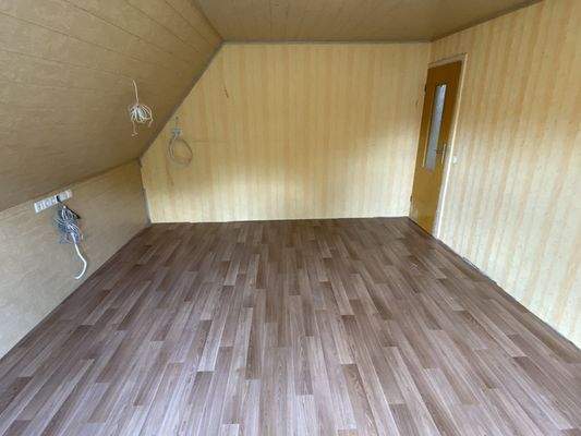 Schlaf- oder Kinderzimmer im Dachgeschoss aus anderem Blickwinkel