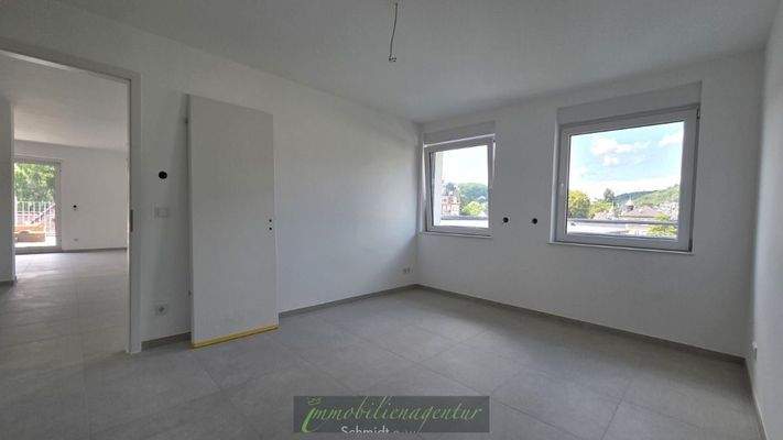 Schlafzimmer mit Blick ins Home Office