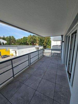 großer überdachter Balkon