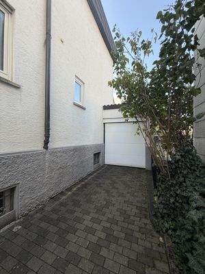 Garage und Stellplatz