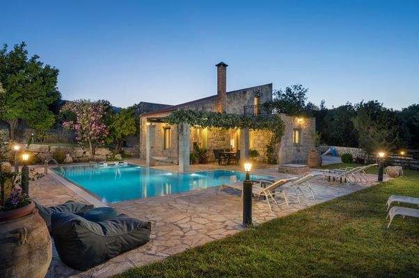 Kreta, Maza: Steinvilla mit beheiztem Pool und Garten in ruhiger Lage zu verkaufen