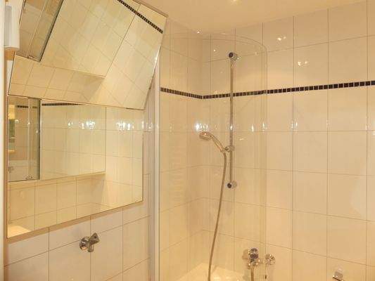 Bad mit praktischen Spiegelschränken