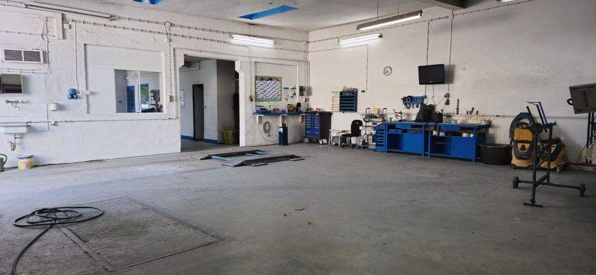 Werkstatt mit 3 Stellplätzen 