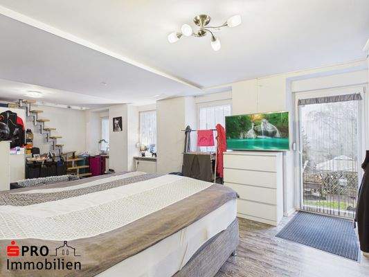 Schlafzimmer mit Ausgang zum Garten