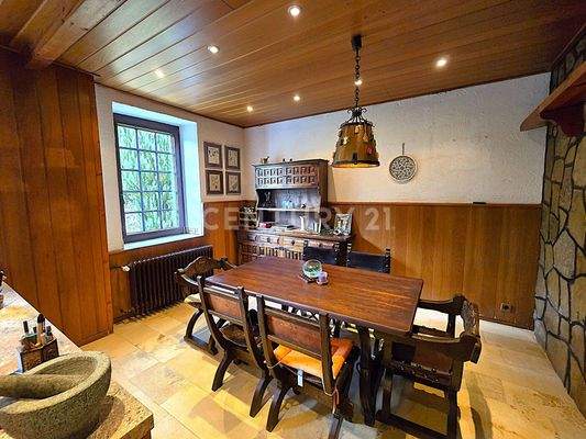 Geschmackvoll eingerichtetes Esszimmer mit Flair