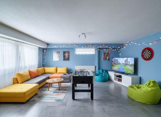 KG Hobbyraum mit Einrichtungsbeispiel