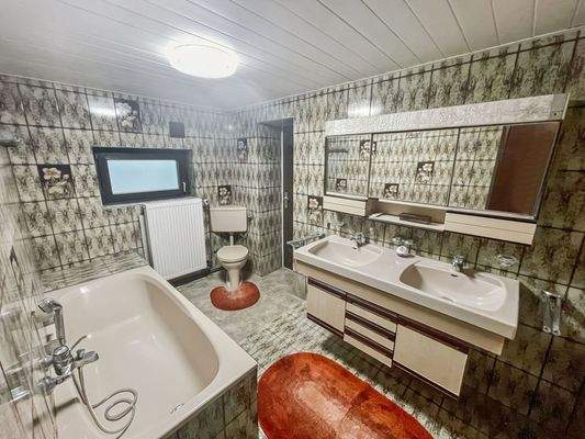 Badezimmer im Untergeschoss