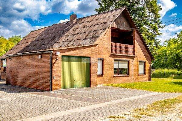 Außenansicht mit Garage