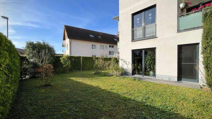 Der gepflegte Gartenbereich ist von einer Hecke umgeben                   