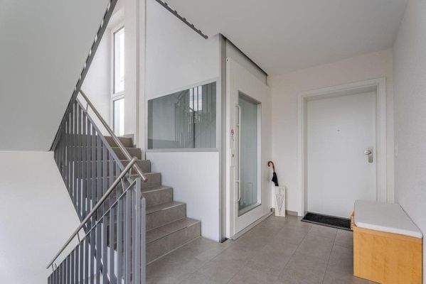 Treppenhaus / Aufzug