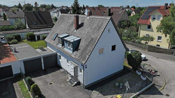 Ansicht Einfahrt und Garage