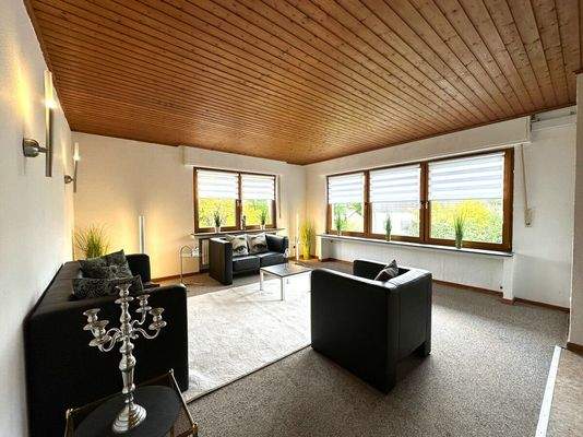 ... und viel Fensterfront für …