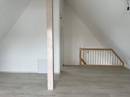offener Spitzboden mit Blick zum Treppenabgang.JPG