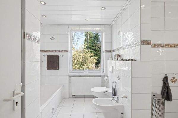 Vollbad mit Wanne und Dusche