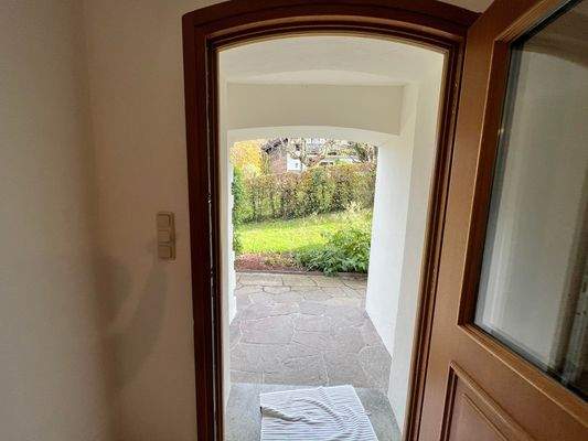 Blick von der Haustür in den Garten