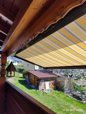 mit elektrischer Markise