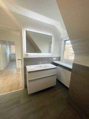 Das sehr moderne Duschbad