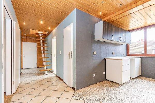 Flur mit offenem Küchenbereich u. Treppe ins Spitzdach