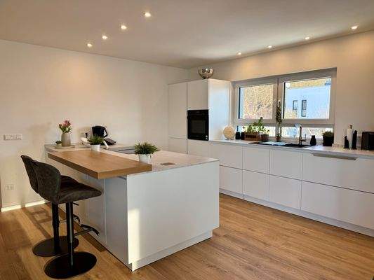 Großzügige Küche - Einrichtungsbeispiel