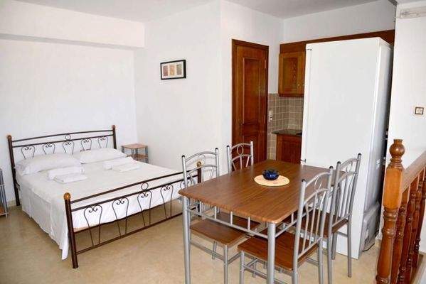 Kreta, Margarites: Renoviertes Steinhaus im Dorf zu verkaufen