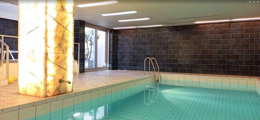 Hans-Sachs-Str. 18b Schwimmbad im Haus.jpg