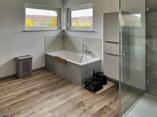 Spaßbad mit Wanne und Dusche