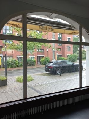 Schaufenster mit Blick in die Geschäftsstr. RB22