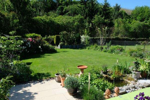 Blick von der Terrasse in den Garten