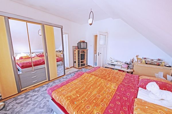 Schlafzimmer / Durchgangszimmer im DG