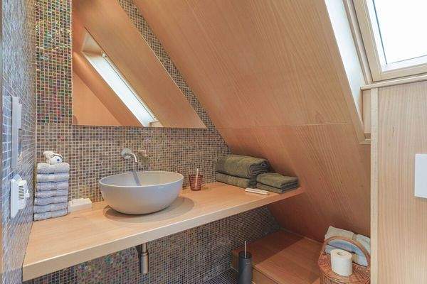 Das Gäste-Badezimmer im  Dachgeschoss mit Dusche