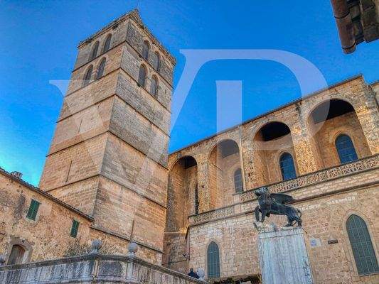 Historisches Gebäude aus der Mitte des 19. Jahrhunderts mit Genehmigung für den Umbau in ein Innenhotel