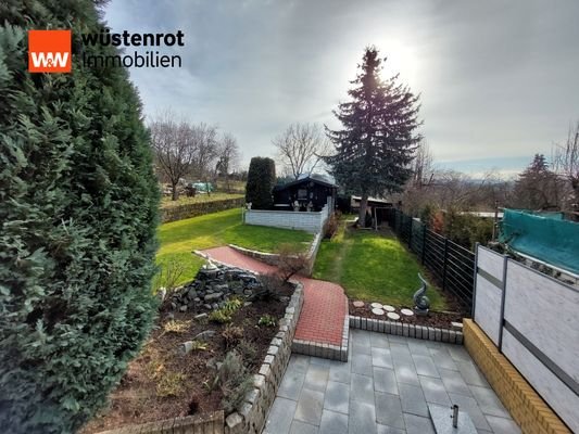 Blick vom Balkon in den Garten