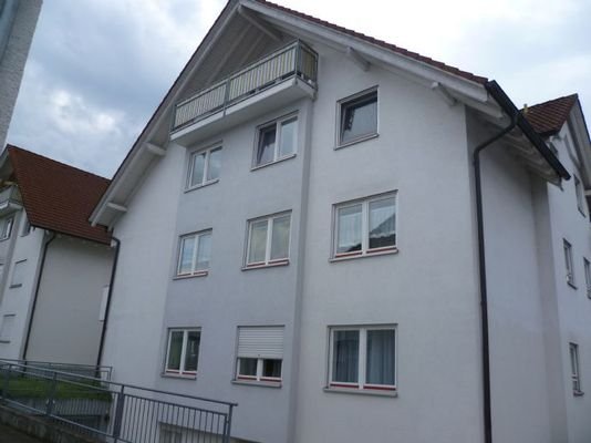 Außenansicht mit Balkon im DG