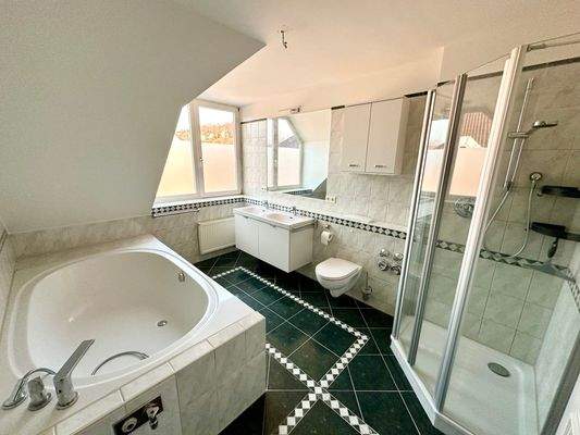 großes Bad mit Dusche und Wanne