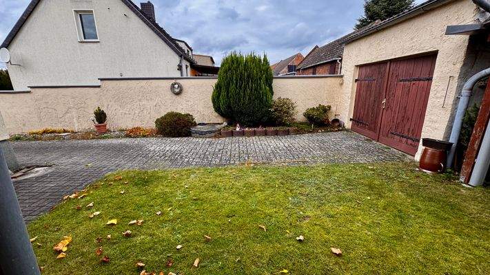 Auffahrt bis zur Garage