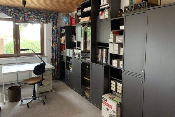 Tagesbelichteter Wohnraum im Untergeschoss