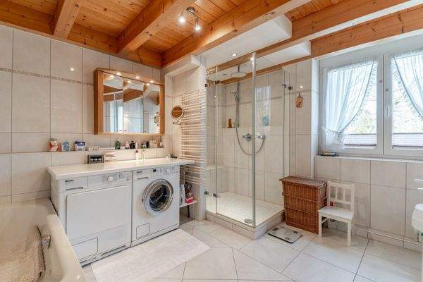 Bad mit Dusche & Wanne