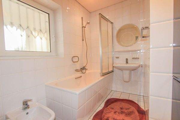 Das Badezimmer im EG 