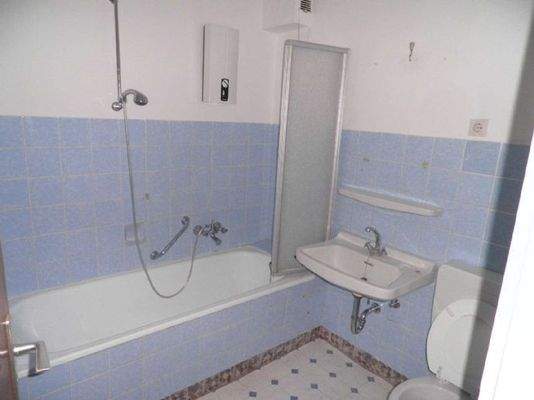 Badezimmer mit Badewanne