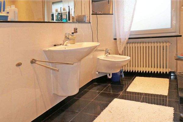Bad mit Waschbecken und Bidet