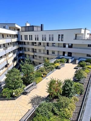 Blick über Dachgarten in den Innenhof!
