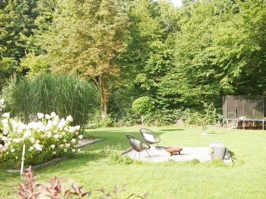 Garten mit Feuerstelle