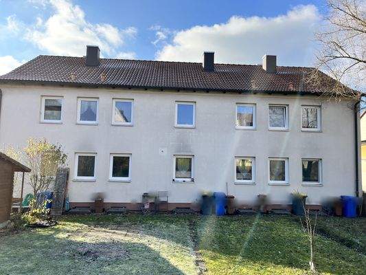 Ostansicht der Immobilie mit Gartenfläche