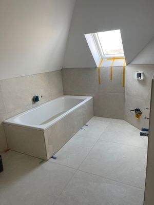 Badezimmer mit Wanne und Dusche