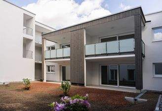 Innenhof mit Balkonen &amp; Holz