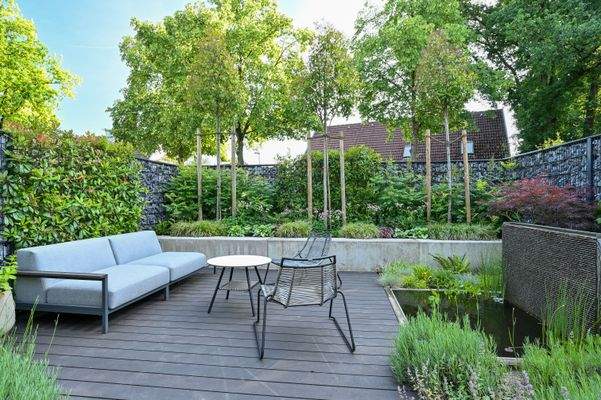 Angelegter Garten & Sitzbereich