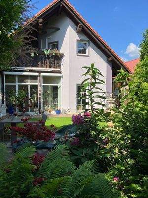 Gartenansicht mit Wintergarten