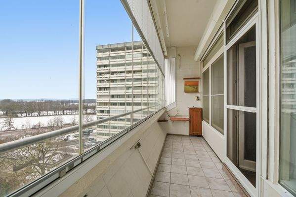 Große Loggia mit vollverglaster Fensterfront