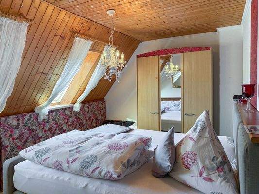 14. Altbau Schlafzimmer.jpg