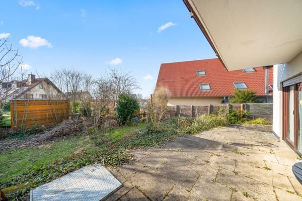 Terrasse mit Zugang in den Garten 